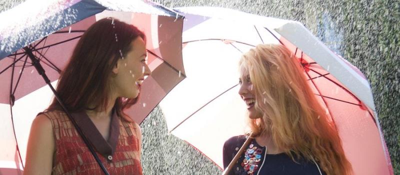 femme-parapluie-pluie-rigolent